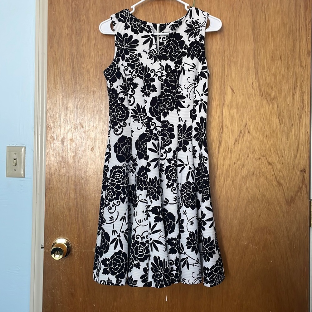 Size: 4, Brand: Danny and Nicole, Black and White floral pattern.